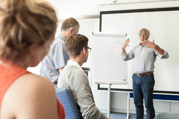 Jörg Schiebel analysiert mit Ihnen Konfliktsituationen in Teams, in Gruppen und Organisationen